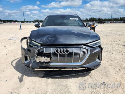 Piąte zdjęcie samochodu w środku: 2019 AUDI E-TRON PRESTIGE VIN:WA1VAAGE9KB006391 - miniatura