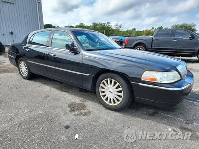 Czwarte zdjęcie samochodu z boku: 2004 LINCOLN TOWN CAR EXECUTIVE VIN:1LNHM81W44Y645195 - miniatura