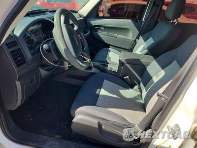 Zdjęcie 7 z 13 samochodu: 2010 JEEP LIBERTY SPORT VIN:1J4PP2GK1AW132545 - miniatura