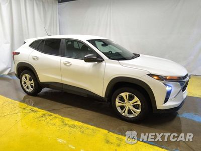 Czwarte zdjęcie samochodu z boku: 2024 CHEVROLET TRAX LS VIN:KL77LFE28RC243132 - miniatura