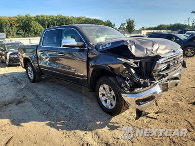 Czwarte zdjęcie samochodu z boku: 2022 RAM 1500 LARAMIE VIN:1C6SRFJT8NN474015 - miniatura