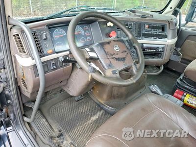 Zdjęcie 8 z 11 samochodu: 2012 VOLVO VNL SEMI TRUCK VIN:4V4NC9EJ0CN559417 - miniatura