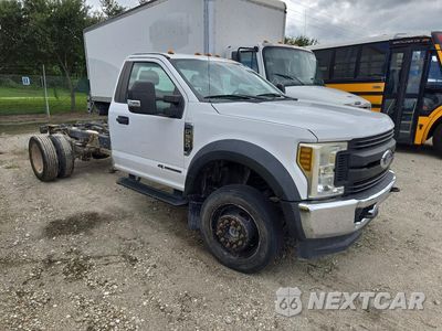 Czwarte zdjęcie samochodu z boku: 2019 FORD F550 SUPER DUTY VIN:1FDUF5HT4KDA13482 - miniatura