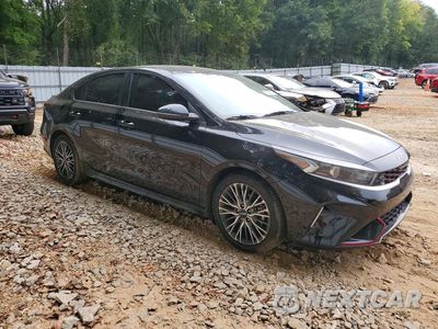 Czwarte zdjęcie samochodu z boku: 2023 KIA FORTE GT LINE VIN:3KPF54AD8PE565344 - miniatura