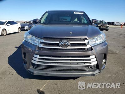 Piąte zdjęcie samochodu w środku: 2019 TOYOTA HIGHLANDER LE VIN:5TDZARFH5KS049913 - miniatura