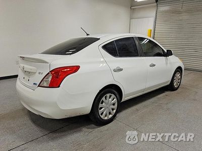 Trzecie zdjęcie samochodu z tyłu: 2013 NISSAN VERSA 1.6 S VIN:3N1CN7AP2DL880987 - miniatura