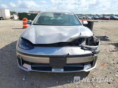 Piąte zdjęcie samochodu w środku: 2023 HYUNDAI IONIQ 6 SEL VIN:KMHM34AA2PA053855 - miniatura