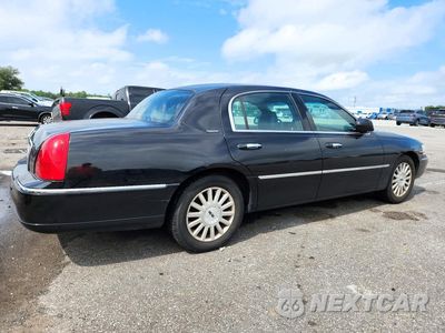 Trzecie zdjęcie samochodu z tyłu: 2004 LINCOLN TOWN CAR EXECUTIVE VIN:1LNHM81W44Y645195 - miniatura