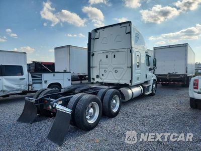 Trzecie zdjęcie samochodu z tyłu: 2018 FREIGHTLINER CASCADIA 125 SEMI TRUCK VIN:3AKJGLDR9JDJV8624 - miniatura