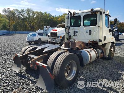 Trzecie zdjęcie samochodu z tyłu: 2017 FREIGHTLINER CASCADIA 113 SEMI TRUCK VIN:3AKBGADVXHSJH0286 - miniatura