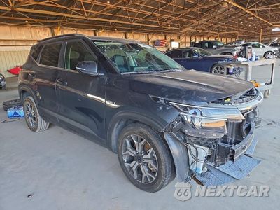 Czwarte zdjęcie samochodu z boku: 2023 KIA SELTOS EX VIN:KNDERCAA0P7390314 - miniatura