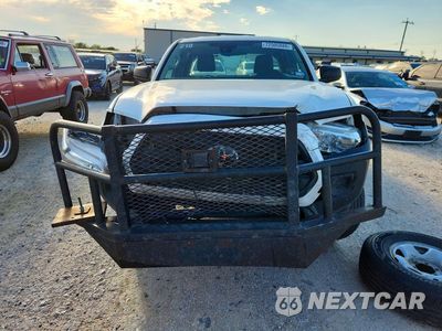 Piąte zdjęcie samochodu w środku: 2018 TOYOTA TACOMA SR VIN:5TFRX5GN8JX105122 - miniatura