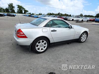 Trzecie zdjęcie samochodu z tyłu: 1999 MERCEDES-BENZ SLK 230 KOMPRESSOR VIN:WDBKK47F8XF111986 - miniatura