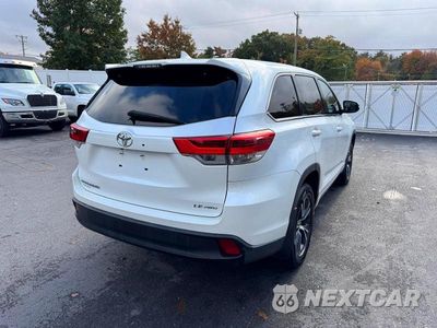 Trzecie zdjęcie samochodu z tyłu: 2018 TOYOTA HIGHLANDER LE PLUS VIN:5TDBZRFH0JS817709 - miniatura