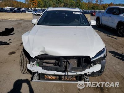 Piąte zdjęcie samochodu w środku: 2023 VOLVO XC60 PLUS VIN:YV4L12RN2P1244447 - miniatura