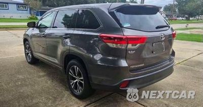 Trzecie zdjęcie samochodu z tyłu: 2017 TOYOTA HIGHLANDER LE VIN:5TDZARFH1HS027447 - miniatura