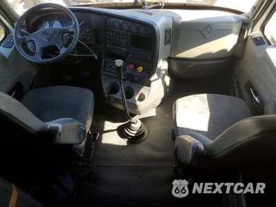 Zdjęcie 8 z 14 samochodu: 2016 INTERNATIONAL LF687 SEMI TRUCK VIN:3HSDJSNR6GN074260 - miniatura