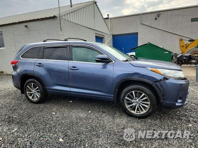 Czwarte zdjęcie samochodu z boku: 2018 TOYOTA HIGHLANDER XLE VIN:5TDJZRFHXJS872454 - miniatura