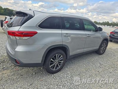 Trzecie zdjęcie samochodu z tyłu: 2019 TOYOTA HIGHLANDER XLE VIN:5TDKZRFH5KS348036 - miniatura