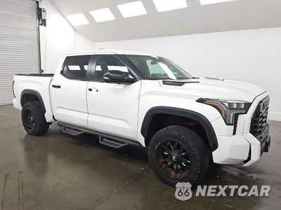 Czwarte zdjęcie samochodu z boku: 2024 TOYOTA TUNDRA TRD PRO HV VIN:5TFPC5DB9RX045375 - miniatura