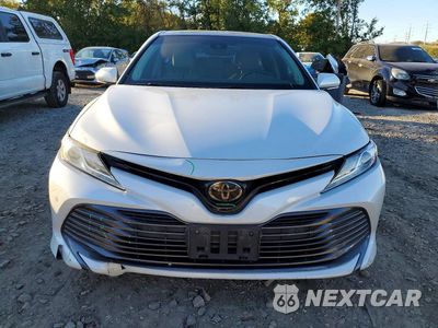 Piąte zdjęcie samochodu w środku: 2018 TOYOTA CAMRY XLE VIN:4T1B11HK3JU095614 - miniatura