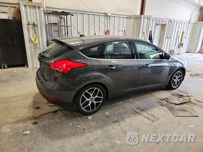 Trzecie zdjęcie samochodu z tyłu: 2016 FORD FOCUS TITANIUM VIN:1FADP3N21GL242822 - miniatura
