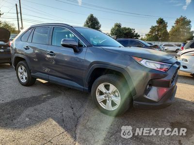 Czwarte zdjęcie samochodu z boku: 2021 TOYOTA RAV4 XLE VIN:2T3P1RFV6MW181240 - miniatura