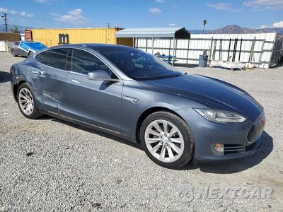 Czwarte zdjęcie samochodu z boku: 2014 TESLA MODEL S VIN:5YJSA1H10EFP43713 - miniatura
