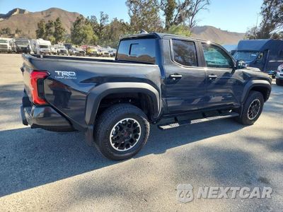 Trzecie zdjęcie samochodu z tyłu: 2025 TOYOTA TACOMA TRD OFF-ROAD HV VIN:3TYLC5LN7ST051105 - miniatura