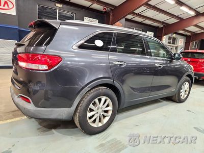 Trzecie zdjęcie samochodu z tyłu: 2016 KIA SORENTO LX VIN:5XYPGDA30GG045700 - miniatura