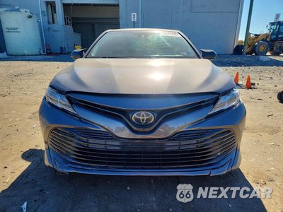 Piąte zdjęcie samochodu w środku: 2018 TOYOTA CAMRY LE VIN:4T1B11HK7JU063569 - miniatura