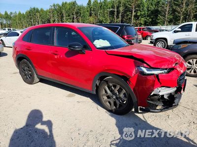 Czwarte zdjęcie samochodu z boku: 2025 HONDA HR-V SPORT VIN:3CZRZ2H51SM791433 - miniatura