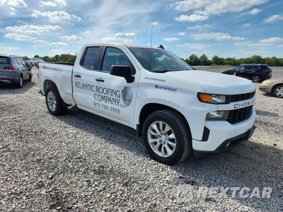 Czwarte zdjęcie samochodu z boku: 2021 CHEVROLET SILVERADO C1500 CUSTOM VIN:1GCRWBEF2MZ151695 - miniatura
