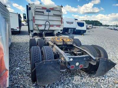 Drugie zdjęcie samochodu z przodu: 2014 FREIGHTLINER CASCADIA SEMI TRUCK VIN:3AKJGEBG1ESFS2178 - miniatura
