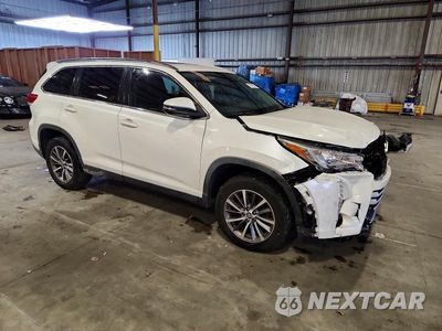 Czwarte zdjęcie samochodu z boku: 2019 TOYOTA HIGHLANDER XLE VIN:5TDKZRFH0KS551738 - miniatura