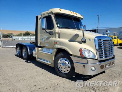 Czwarte zdjęcie samochodu z boku: 2015 FREIGHTLINER CASCADIA SEMI TRUCK VIN:1FUJGEBG2FLGN1852 - miniatura
