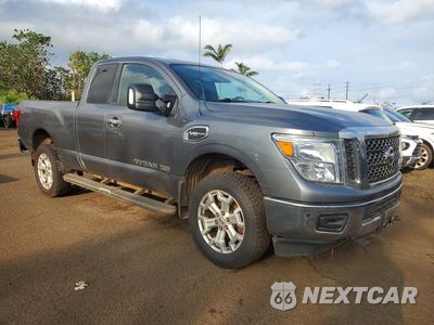 Czwarte zdjęcie samochodu z boku: 2018 NISSAN TITAN XD SV VIN:1N6AA1C40JN515796 - miniatura