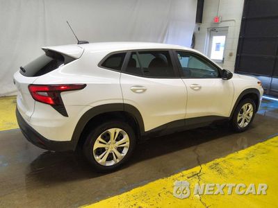Trzecie zdjęcie samochodu z tyłu: 2024 CHEVROLET TRAX LS VIN:KL77LFE28RC243132 - miniatura