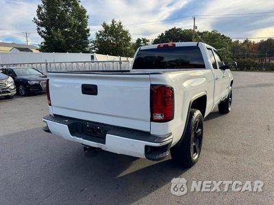 Trzecie zdjęcie samochodu z tyłu: 2018 GMC SIERRA K1500 VIN:1GTV2LEC7JZ226764 - miniatura
