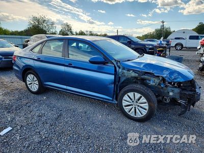 Czwarte zdjęcie samochodu z boku: 2019 VOLKSWAGEN JETTA S VIN:3VWC57BU8KM228624 - miniatura