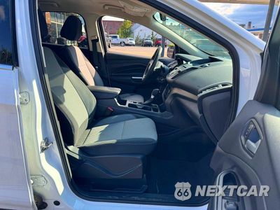 Piąte zdjęcie samochodu w środku: 2017 FORD ESCAPE SE VIN:1FMCU9GD8HUC04625 - miniatura