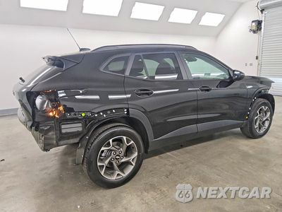 Trzecie zdjęcie samochodu z tyłu: 2026 CHEVROLET TRAX 1LT VIN:KL77LHEP4TC251677 - miniatura