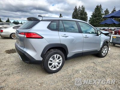 Trzecie zdjęcie samochodu z tyłu: 2024 TOYOTA COROLLA CROSS L VIN:7MUAAABG8RV118346 - miniatura