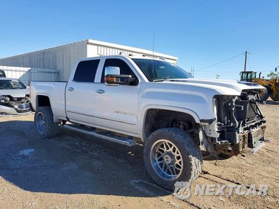 Czwarte zdjęcie samochodu z boku: 2018 GMC SIERRA K2500 DENALI VIN:1GT12UEY8JF153132 - miniatura