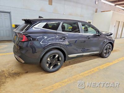 Trzecie zdjęcie samochodu z tyłu: 2027 KIA SPORTAGE LX VIN:5XYK23DF7VG473222 - miniatura