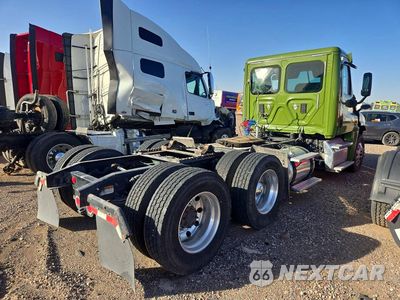 Trzecie zdjęcie samochodu z tyłu: 2015 FREIGHTLINER CASCADIA 125 SEMI TRUCK VIN:3AKJGED51FSGK1208 - miniatura