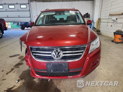 Piąte zdjęcie samochodu w środku: 2011 VOLKSWAGEN TIGUAN S VIN:WVGBV7AX5BW001347 - miniatura