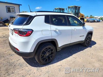 Trzecie zdjęcie samochodu z tyłu: 2026 JEEP COMPASS LATITUDE VIN:3C4NJDBN3TT241514 - miniatura