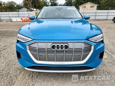 Piąte zdjęcie samochodu w środku: 2019 AUDI E-TRON PREMIUM PLUS VIN:WA1LAAGE8KB010214 - miniatura