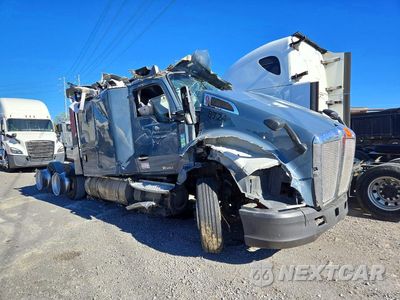Czwarte zdjęcie samochodu z boku: 2022 KENWORTH T680 SEMI TRUCK VIN:1XKYD49X3NJ492463 - miniatura